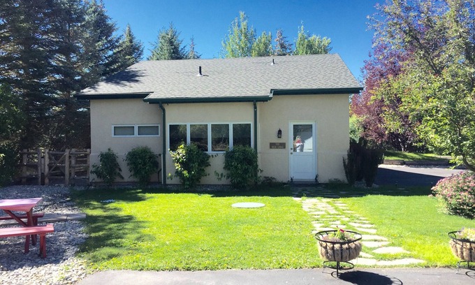 Hailey Cottage | 2 Bd. 2 Bath Charming Country Guest House close to ski slopes of Sun Valley