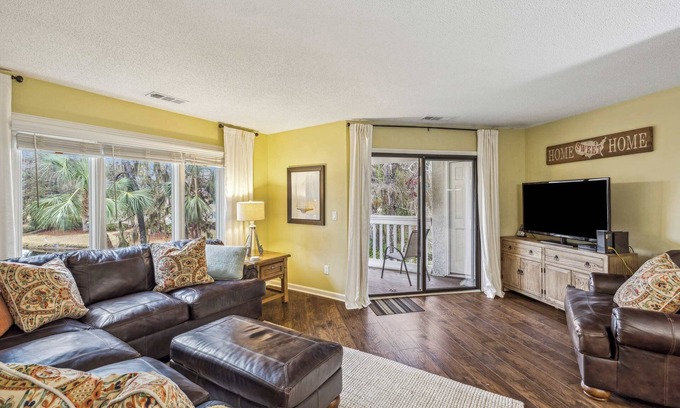 Hilton Head Island Condo | 2 BDR for 4 w/Shared Pool, Near Beach & Shops!