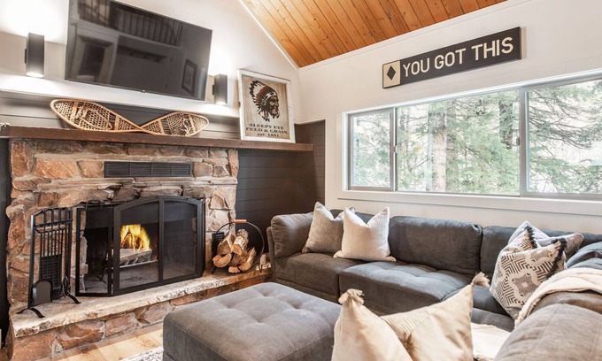 Sundance Cabin | 2 Bdrm w/Loft Walk to Ski Run Hot Tub Fireplace