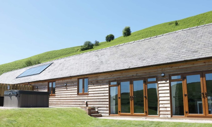 Tirabad Cottage | 2 BEACON VIEW BARN, pet friendly, with hot tub in Beguildy
