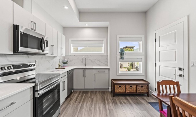 Foothills Apartment | 2 bed, 1 bath on Silver Star Mountain