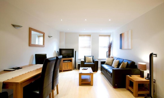 Newbury Apartment | 2 bed 2 bath at Pelican Hse in Newbury - FREE secure, allocated parking