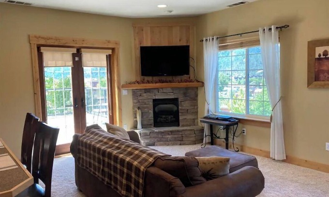 Kellogg Condo | 2 bed/2 bath condo w/views near Silver Mountain