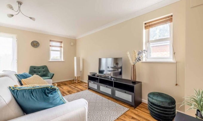 George Green Condo | 2 BED 2 BATH & PARKING - PINEWOOD/WEXHAM HOSPITAL