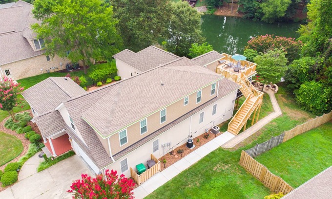 High Point House | 2 bed/2 bath with LR, DR, Kitchen, Laundry & Deck. Parties are not allowed.