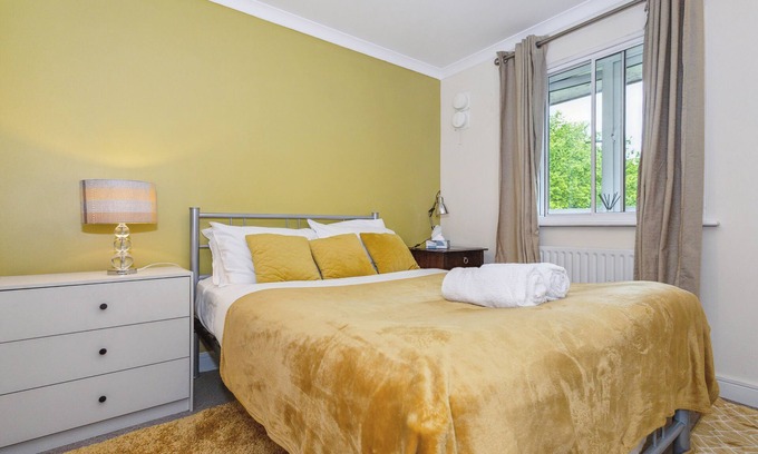 Hatfield Apartment | 2 Bed Apartment - Sleeps 5 - Pets - Parking - Wifi