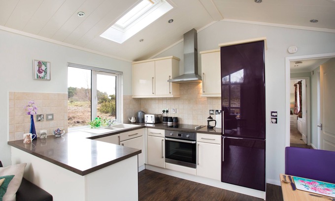 Contin Cabin | 2-Bed Cottage with Hot Tub at Loch Achilty, NC500