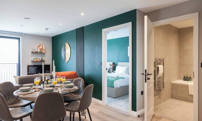 Leeds Apartment | 2 Bed Flats near Station & City Centre - Sleeps 6
