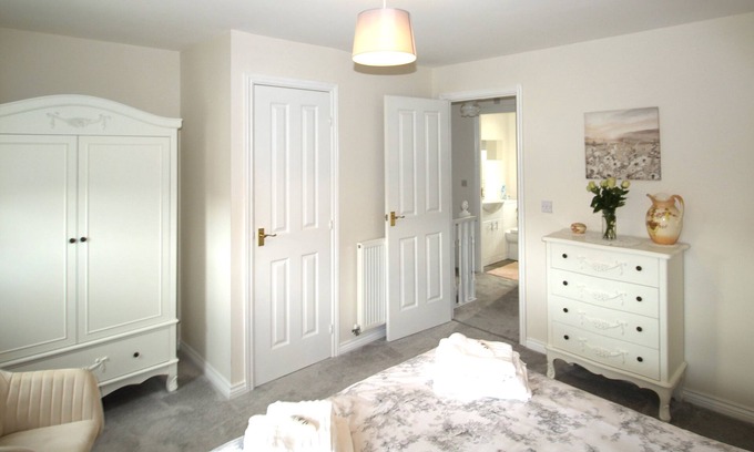 Ashington House | 2 Bed House - Large Garden - Fully Refurbished