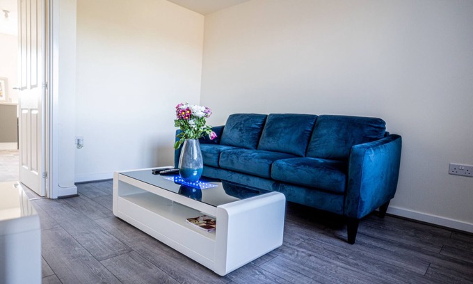 Salford House | 2-Bed House with canal view, Garden & PetsOk