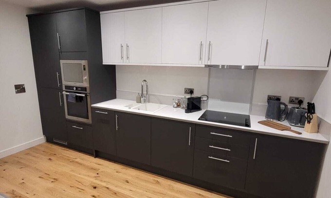 Wainscot Apartment | 2 Bed Luxury Flat In Strood Rochester On High Street Fully Equipped