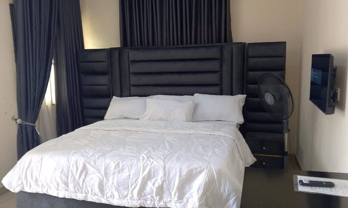 Benin City Apartment | 2 Bed-Sleeps 4-Free Parking-AirCon-2