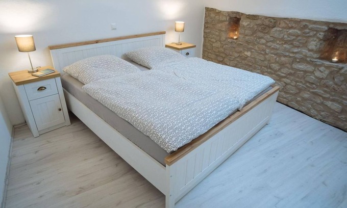 Pelm Apartment | 2-bed vacation apartment no. 3, bath/WC, up to 4 persons - Ferienwohnungen Maijeschhof