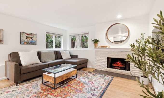 Old Ballard Condo | 2 bedroom, 1.5 bath Condo w/free Parking, Kitchen, WiFi, W/D & 97% walk score