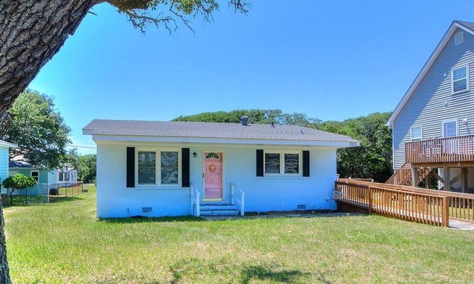 Yaupon Beach House | 2 Bedroom 1.5 Bath House, Walk to the Beach, Dog Friendly, Sleeps 5