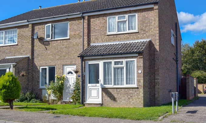 Hopton on Sea Cottage | 2 bedroom accommodation in Hopton-on-Sea, near Great Yarmouth