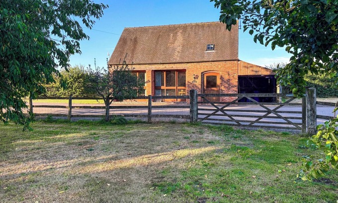 Rugeley Cottage | 2 bedroom accommodation in Near Uttoxeter