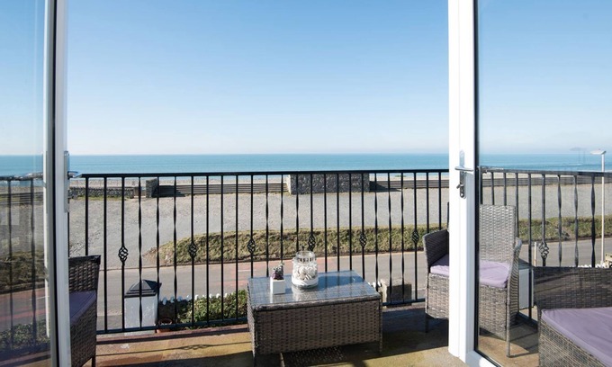 Dinas Dinlle Cabin | 2 bedroom accommodation in Caernarfon