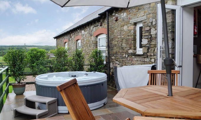 Ammanford Cottage | 2 bedroom accommodation in Betws, near Ammanford