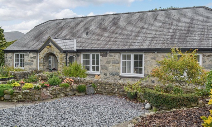 Llanllyfni Cottage | 2 bedroom accommodation in Penygroes, near Caernarfon
