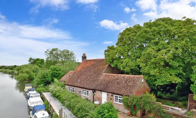 Westmarsh Cottage | 2 bedroom accommodation in Plucks Gutter, near Canterbury