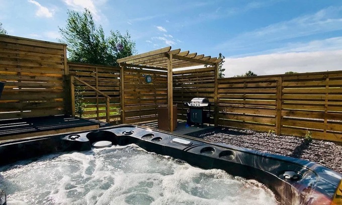Llansantffraed Ski Chalet | 2 bedroom accommodation in Llanon