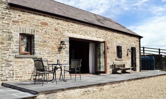 Mawr Cottage | 2 bedroom accommodation in Felindre, near Swansea