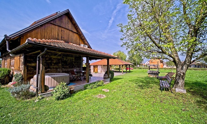 Karlovac House | 2 bedroom amazing home in Zamrsje