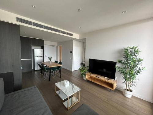 Chinatown Apartment | 2 Bedroom Apartment Haymarket with Balcony