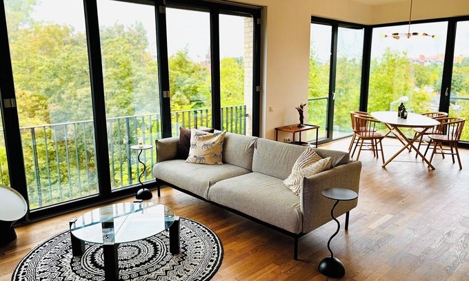 Gesundbrunnen Apartment | 2-bedroom Apartment in Prenzlauer Berg with Mauerpark view