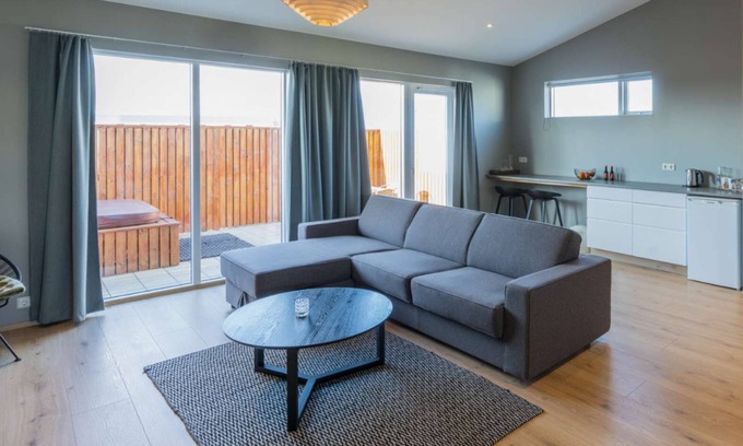 Hella House | 2 Bedroom Apartment with Hot Tub - Stracta Hotel Hella