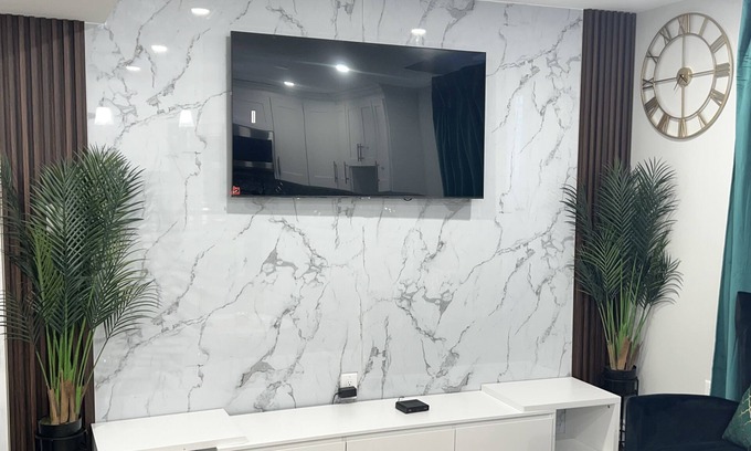 Brampton Apartment | 2 Bedroom Basement Apartment with Seperate Entrance. Free Wifi & Parking.