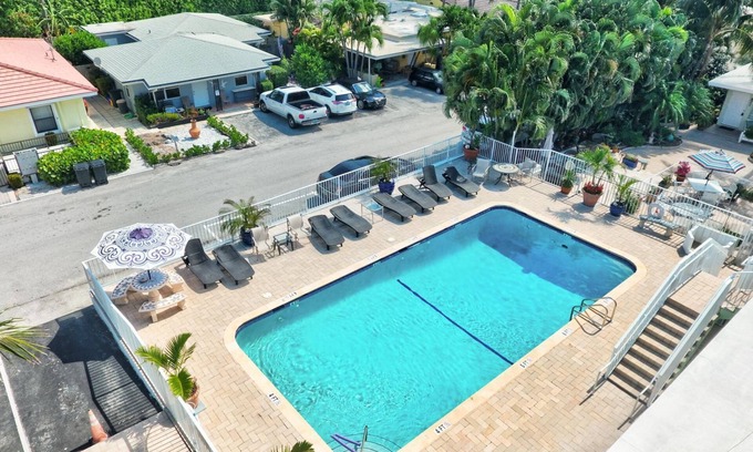 Ocean Ridge Apartment | 2 bedroom Beach House with a large pool 600 ft from the beach