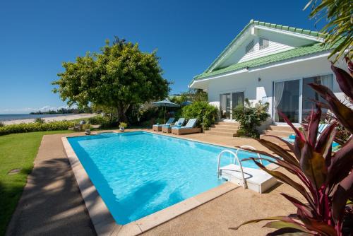 Hua Thanon Villa | 2 Bedroom Beachfront Villa Baan Rim Haad