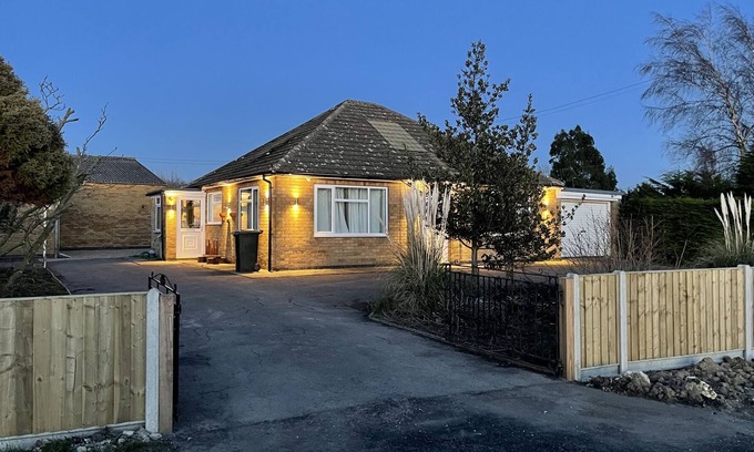 Boston House | 2 Bedroom Bungalow Pet Friendly with Hot Tub.