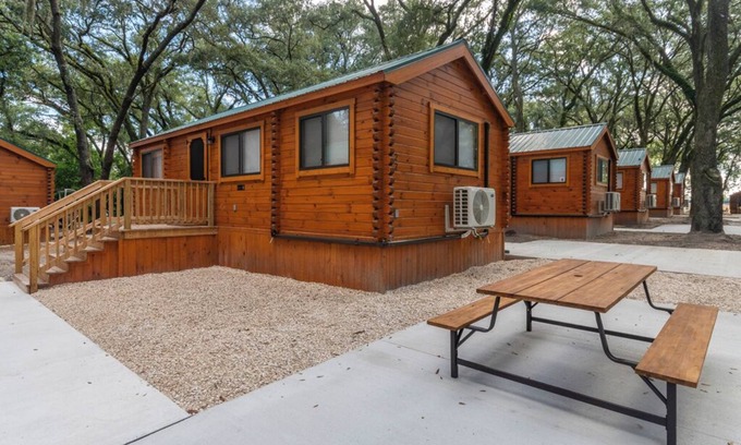 Thonotosassa Cabin | 2 Bedroom Cabin - Happy Travelers RV Resort