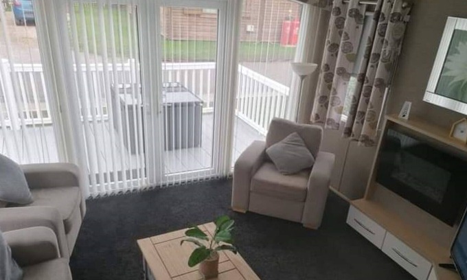 Frampton House | 2 bedroom caravan 5 minute walk to the park/ restaurant and swimming pools
