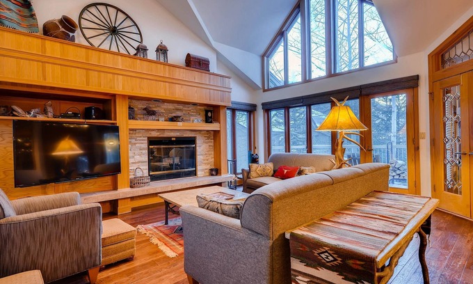 Mountain House Cabin | 2 Bedroom Condo with Gas Fireplace + Hot Tub!