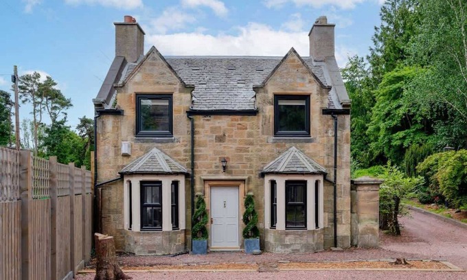 Newbattle House | 2 Bedroom Cottage-Hot Tub-Free Parking