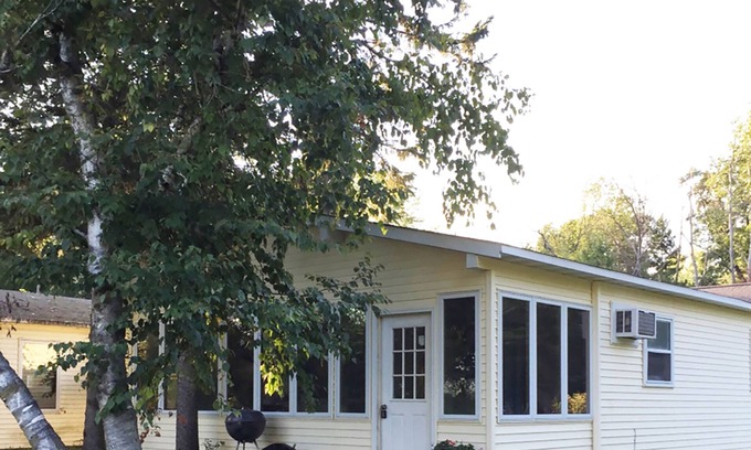 Markesan Cottage | 2 Bedroom Cottage On The Pond
