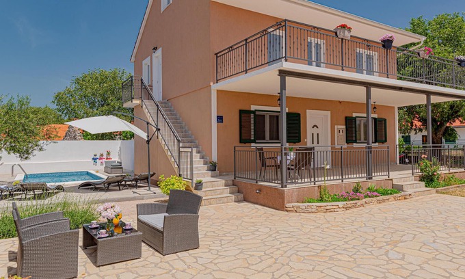 Drnis Apartment | 2 bedroom cozy apartment in Karalic