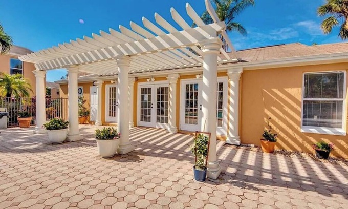 Villas Condo | 2-bedroom cozy condo in sunny Fort Myers close to everything!