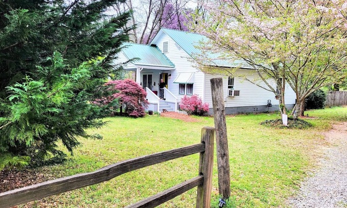 Farmington House | 2-bedroom cute farmhouse near Athens, GA