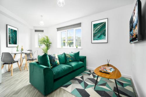 Cradley Heath Apartment | 2 Bedroom Deluxe Apartment - Secure Parking - Wifi - Netflix - Top Rated - 27C