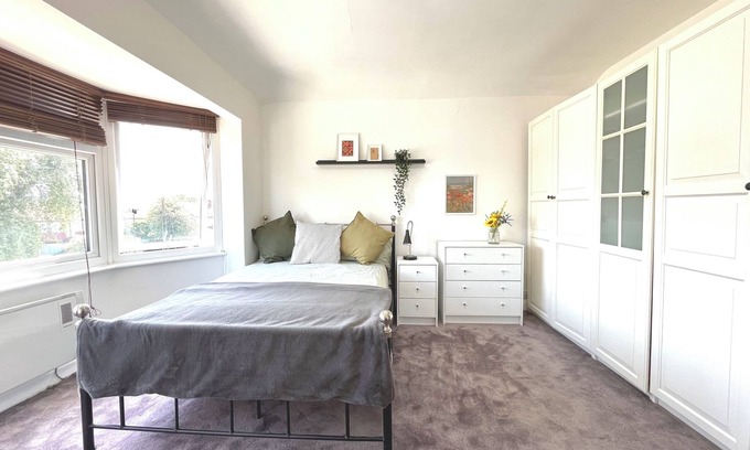 London Borough of Ealing Apartment | 2 bedroom entire flat, 15 min from tube station, family friendly
