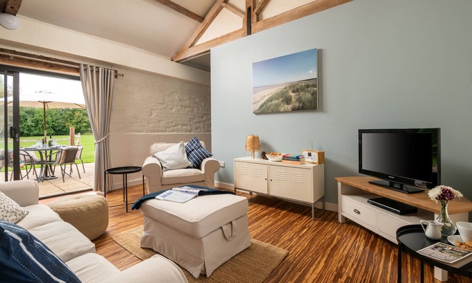 Fakenham Cottage | 2 bedroom family friendly barn conversion, luxury indoor heated pool, games room & tennis courts clo