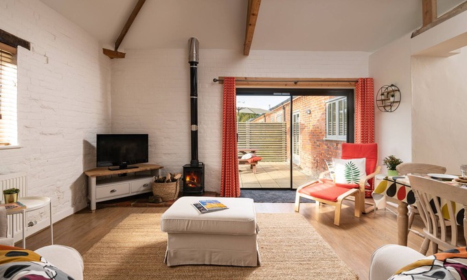 Sculthorpe Cottage | 2 bedroom family friendly barn conversion, luxury indoor heated pool, games room & tennis courts clo