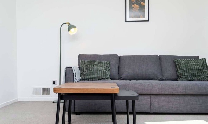 Clydebank Apartment | 2 Bedroom Flat - Free Parking