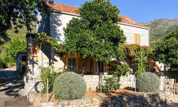 Stankovici House | 2-bedroom Holiday Home Stone Oasis