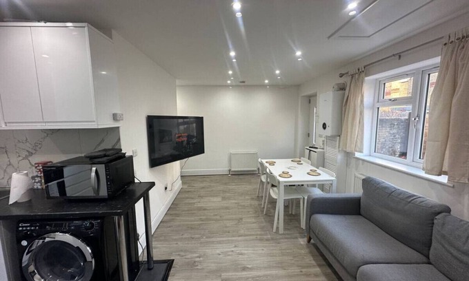 Lewisham House | 2 Bedroom house,BrownhillRd SE6